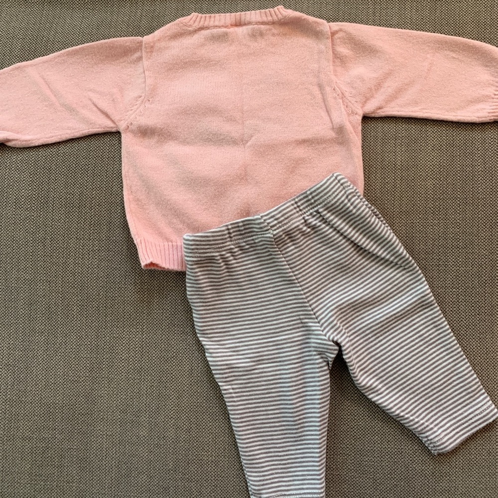 ✨Leggings + sweater outfit✨ - Picture 2 of 6